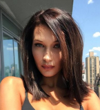 Ярко и сексуально: Белла Хадид в кружевном боди снялась для обложки глянца