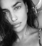 Отдыхаем сексуально: Ирина Шейк позирует в красном бикини на Мертвом море