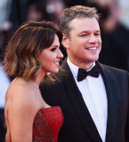 Счастливые и невероятно красивые: Мэтт Деймон блистает на Венецианском фестивале с любимой супругой