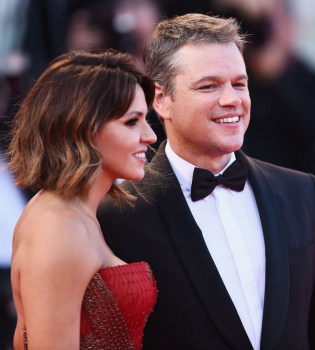 Счастливые и невероятно красивые: Мэтт Деймон блистает на Венецианском фестивале с любимой супругой