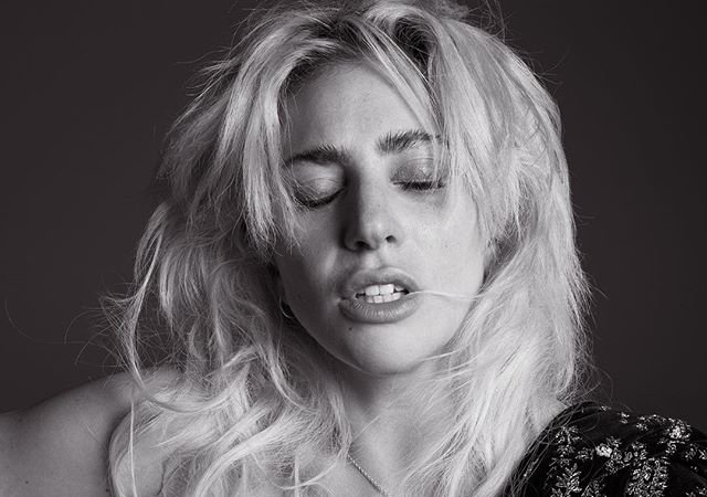 Леди Гага шокировала поклонников внешним видом на обложке глянца