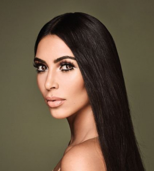 Ким Кардашьян снялась для обложки глянца в образе певицы Шер