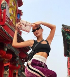 Белла Хадид восхищает поклонников эффектными фото с Китая