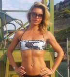 Марина Узелкова позирует в бикини
