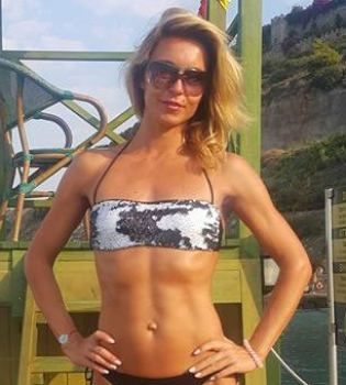 Марина Узелкова позирует в бикини