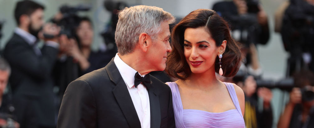 С шиком и изысканностью: новоиспеченные родители Джордж и Амаль Клуни блистают на красной дорожке