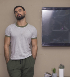 Для нового клипа Виталия Козловского пришлось разрезать всю мебель и технику в квартире