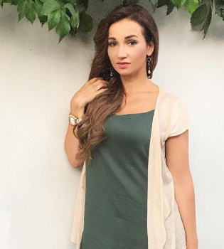 Неужели все-таки развод? Муж Анфисы Чеховой заинтриговал снимком с таинственной блондинкой