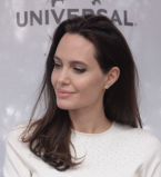 Анджелина Джоли в белом наряде восхитила публику цветущим внешним видом