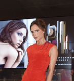 Виктория Бекхэм поработала бесплатным визажистом в универмаге Лондона