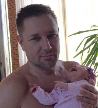 Константин Стогний с внучкой