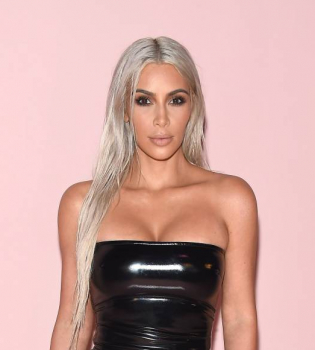 Ким Кардашьян вновь стала платиновой блондинкой