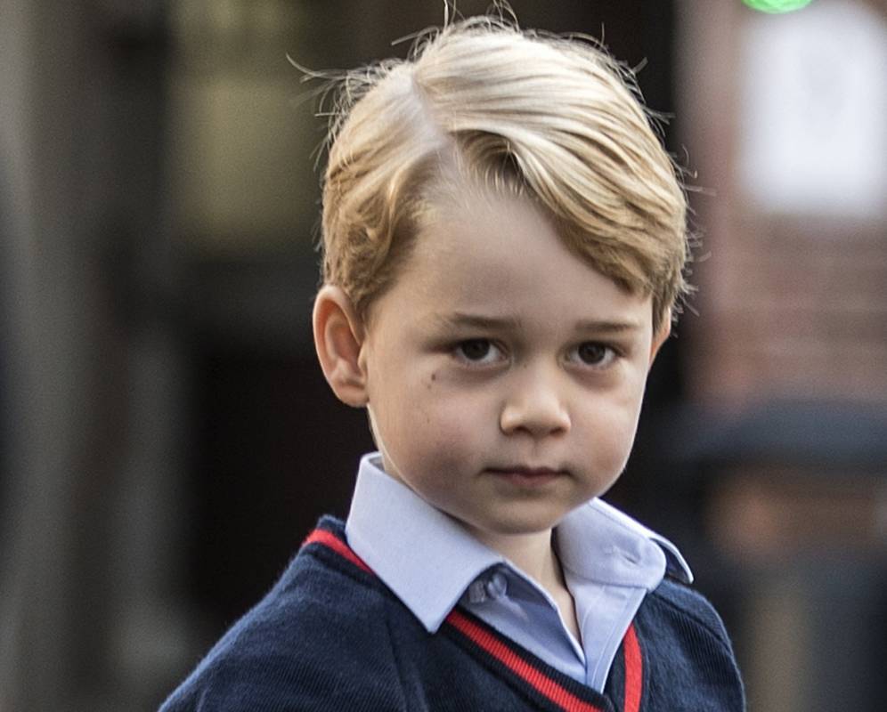 Принц Джордж пошел в школу: умилительные фото и видео первого дня