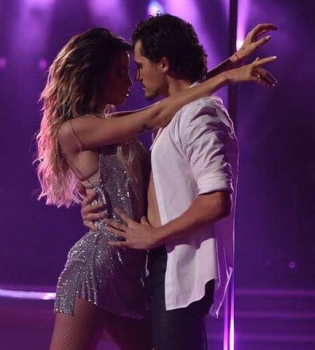 Что скажет муж? Надя Дорофеева тренируется сразу с двумя мужчинами