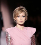 Девушка-весна: Джиджи Хадид покорила изысканным образом на показе Tom Ford