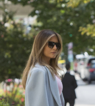 Скромный наряд: в чем Мелания Трамп пришла на церковную службу