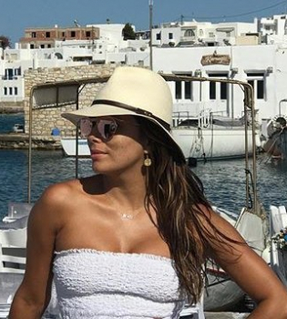 Греческие каникулы: Ева Лонгория поделилась яркими фото с отдыха