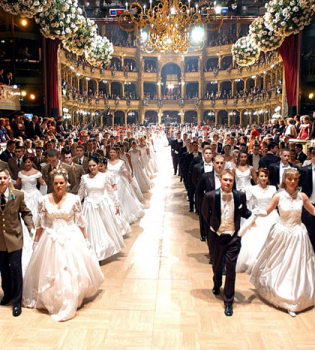 Звездные дебютанты Венского бала начали осваиваться на паркете