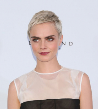 Модель, актриса, теперь певица: Кара Делевинь представила свой первый клип