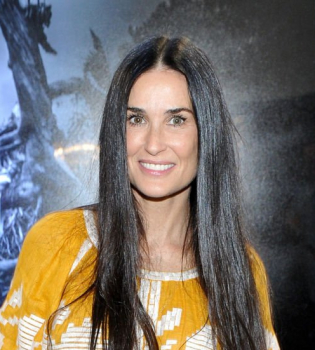 Деми Мур вышла в свет в роскошной желтой вышиванке