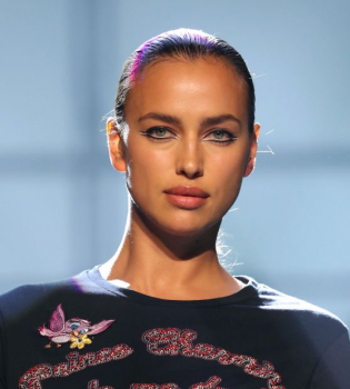 Ирина Шейк впервые вышла на подиум после рождения дочери