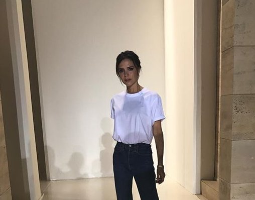 По-простому: Виктория Бекхэм вышла на подиум собственного шоу в футболке и джинсах