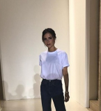 По-простому: Виктория Бекхэм вышла на подиум собственного шоу в футболке и джинсах