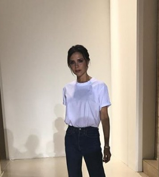 По-простому: Виктория Бекхэм вышла на подиум собственного шоу в футболке и джинсах