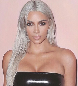 Ким Кардашьян впервые прокомментировала рождение третьего ребенка суррогатной матерью