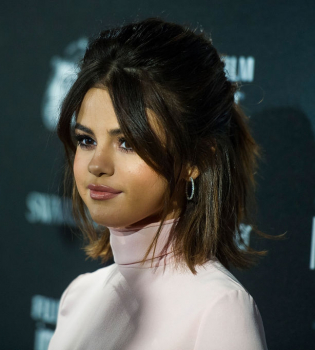 Селена Гомес в голом платье