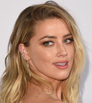 Горячая штучка: Эмбер Херд опубликовала фото топлес