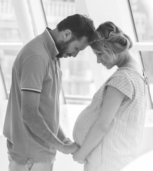 Константин Томильченко впервые поделился трогательными снимками своей беременной жены