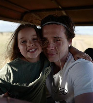 Взрослая и такая милая: Бруклин Бекхэм опубликовал новое фото сестрички Харпер