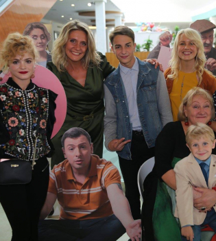 Как встретили украинских актеров сериала Коли ми вдома в ТРК Проспект