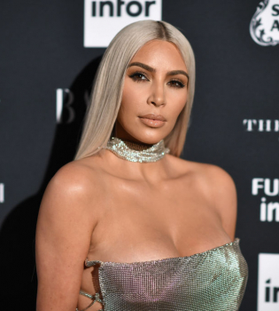 Женщина-бриллиант: Ким Кардашьян покорила публику сияющим нарядом