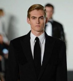 Какой красавец: сын Синди Кроуфорд блистает на подиуме Недели моды