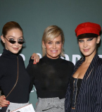 Все в сборе: Белла Хадид и Джиджи Хадид позируют с мамой и братом