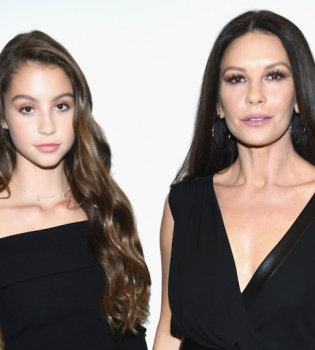 Словно сестры: Кэтрин Зета-ДЖонс вышла в свет со своей красавицей-дочерью