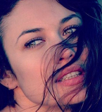 Бархатный сезон: Ольга Куриленко восхищает снимками около бассейна