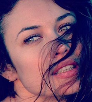 Бархатный сезон: Ольга Куриленко восхищает снимками около бассейна