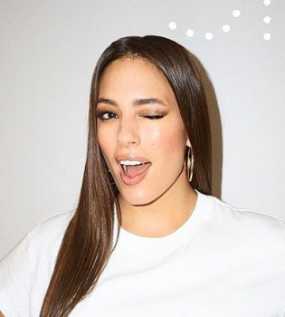 Нечего стесняться: Эшли Грэм прошлась по улицам города в нижнем белье