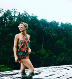 Отпуск продолжается: Эмбер Херд засыпала сеть яркими фото с Бали