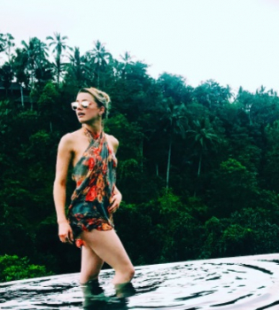 Отпуск продолжается: Эмбер Херд засыпала сеть яркими фото с Бали