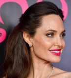 Словно принцесса: Анджелина Джоли покоряет нежным нарядом