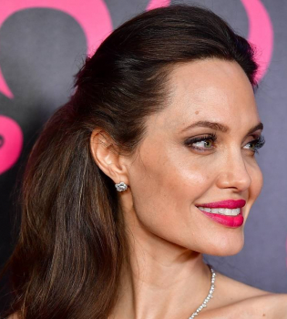 Словно принцесса: Анджелина Джоли покоряет нежным нарядом