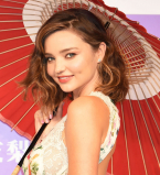 Миранда Керр показала ноги