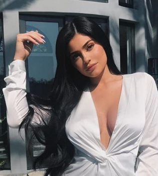 Кайли Дженнер взорвала сеть фотографией в откровенном нижнем белье