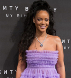 Поклонники раскритиковали Рианну за располневшую фигуру в воздушном мини-платье