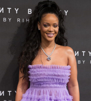 Поклонники раскритиковали Рианну за располневшую фигуру в воздушном мини-платье