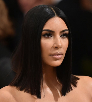 Нет предела откровенности: Ким Кардашьян обескуражила поклонников фото в разорванной блузе